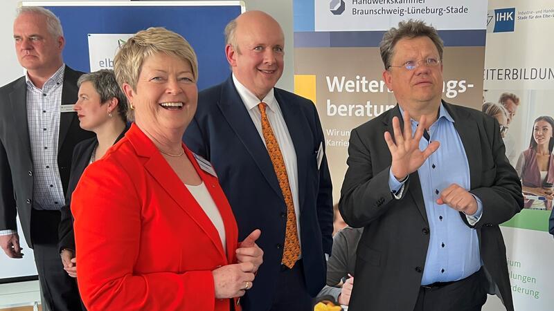 Im Gespräch (von rechts) Niedersachsens Minister für Soziales und Arbeit, Dr. Andreas Philippi, IHK-Chef Christoph von Speßhardt und Arbeitsagentur-Chefin Dagmar Froelich; links dahinter die Qualifikationslotsen Imke Nowiszewski-Schröder und Rolf Klee.