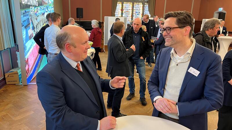 Im Gespräch während des Infomarkts zum Altholzkraftwerk im Stader Rathaus: IHK-Chef Christoph von Speßhardt (links) und Lars Rodenbäck von Hansekraft.