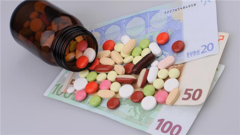 Damit verdienen Apotheker in der Region das Geld Im Gesundheitswesen geht es um die Gesundheit der Patienten, aber gleichzeitig auch um riesige Summen. Alles in allem waren es zuletzt rund 450 Milliarden Euro, von denen ganz viele Bereiche, nicht nur die Apotheken, profitieren wollen. Foto: Weigel/dpa