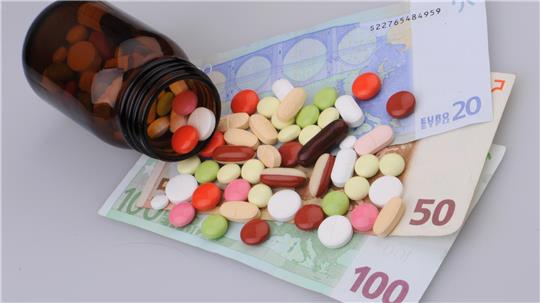 Im Gesundheitswesen geht es um die Gesundheit der Patienten, aber gleichzeitig auch um riesige Summen. Alles in allem waren es zuletzt rund 450 Milliarden Euro, von denen ganz viele Bereiche, nicht nur die Apotheken, profitieren wollen. Foto: Weigel/dpa