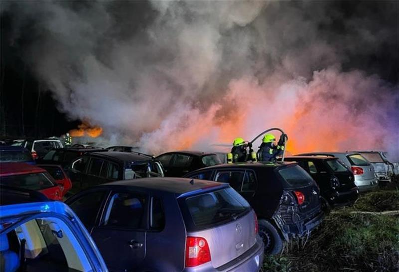 Im Gewerbegebiet Hohenesch bei Rotenburg bei einem Feuer 37 Altfahrzeuge zerstört. Foto: Kreisfeuerwehr Rotenburg