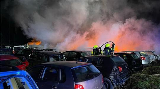 Im Gewerbegebiet Hohenesch bei Rotenburg brannten bei einem Feuer 37 Altfahrzeuge. Foto: Kreisfeuerwehr Rotenburg