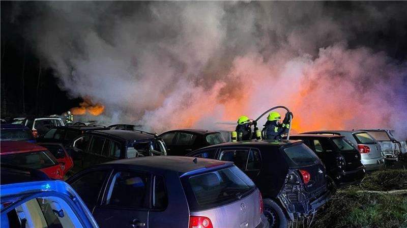 Im Gewerbegebiet Hohenesch bei Rotenburg brannten bei einem Feuer 37 Altfahrzeuge. Foto: Kreisfeuerwehr Rotenburg