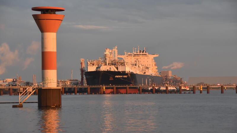 „Großer Tag für die Region“: LNG-Terminal erreicht Stader Anleger Im Glanz des Sonnenaufgangs hat die „Energos Force“ am neuen Anleger in Bützfleth festgemacht.