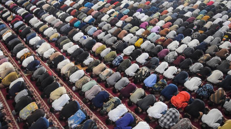 Bilder des Tages Im Gleichklang: Indonesische Muslime verrichten das erste Freitagsgebet während des heiligen Monats Ramadan - hier in Bandung.