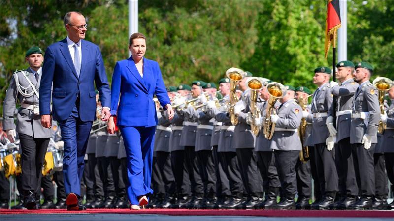 Im Gleichschritt: Mette Frederiksen, Ministerpräsidentin von Dänemark, wird von Bundeskanzler Friedrich Merz mit militärischen Ehren vor dem Bundeskanzleramt begrüßt.