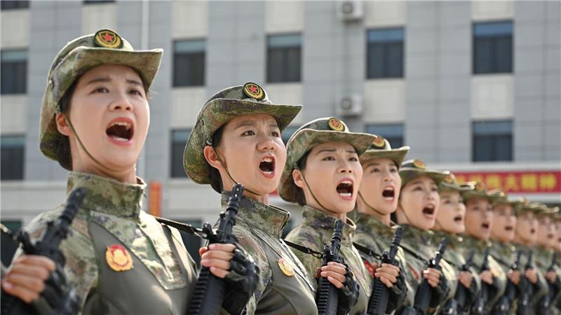 Bilder des Tages Im Gleichschritt: Soldatinnen der chinesischen Volksbefreiungsarmee üben in Peking Marschieren. Am 3. September hält China eine große Militärparade anlässlich des 80. Jahrestages des Sieges über Japan im Zweiten Weltkrieg ab.