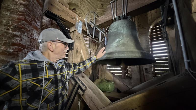 Im Glockenturm hängen drei unterschiedlich große Bronzeglocken.