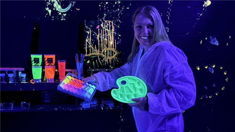 Im Glow Room malt Anika Gerdau mit fluoreszierenden Farben.