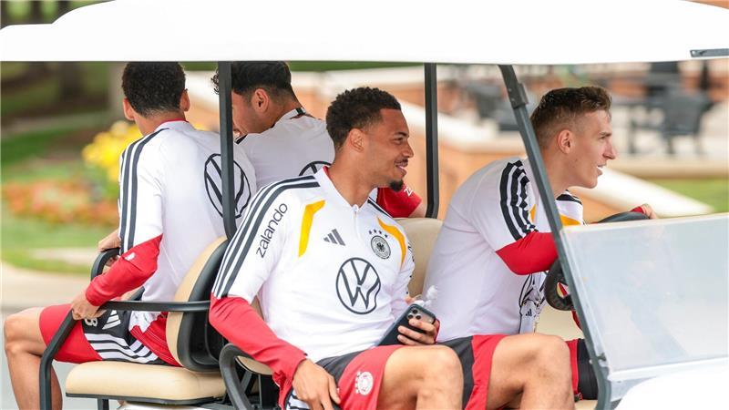 Superminister Völler ist heiß auf WM-Start: „Alle brennen“ Im Golf-Cart ging es für einige Nationalspieler zum Training.