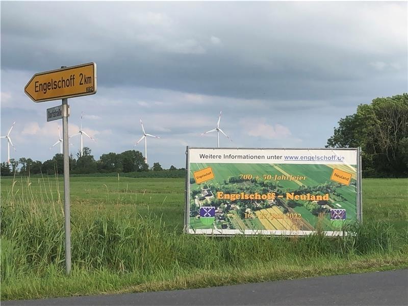 Im Grün zwischen den beiden Dörfern werben die Organisatoren für die große Feier von Engelschoff und Neuland. Foto: Klempow