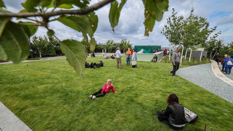 Grüner Hamburger Bunker für alle offen - Besucher begeistert Im Grünen auf der Höhe