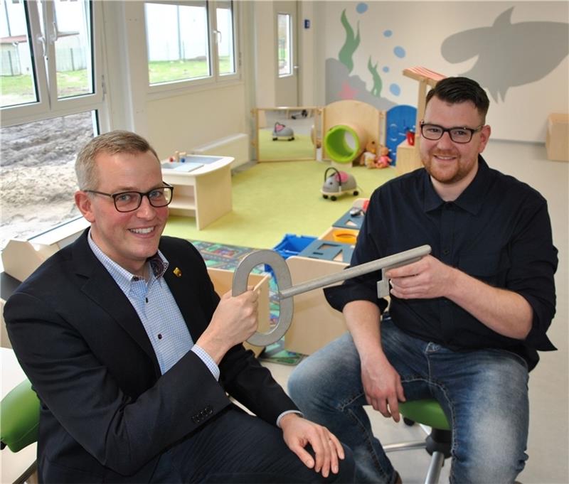 Im Schnelltempo fertiggestellt: Container-Kita in Horneburg übergeben Im Gruppenraum der „Haie“: Knut Willenbockel und Sven Schlichting bei der Schlüsselübergabe . Fotos: Lohmann