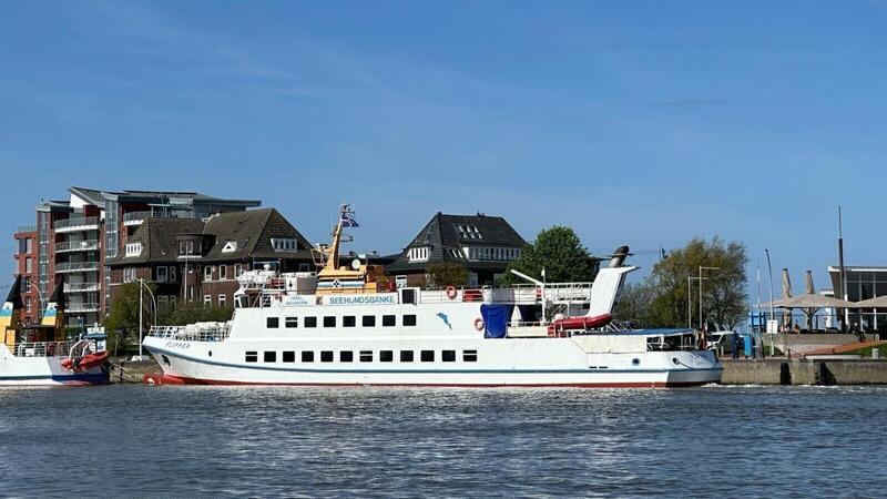 Behördenstreit um Sicherheit verzögert den Fährverkehr nach Neuwerk Im Hafen an der Alten Liebe wartet das Fahrgastschiff „Flipper“ auf den Einsatz. Eigentlich sollte die Fährverbindung zwischen Cuxhaven und Neuwerk schon Ende März starten.