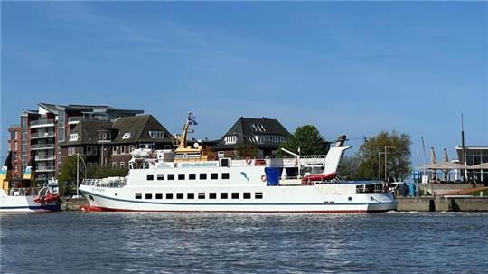 Im Hafen an der Alten Liebe wartet das Fahrgastschiff „Flipper“ auf den Einsatz. Eigentlich sollte die Fährverbindung zwischen Cuxhaven und Neuwerk schon Ende März starten.