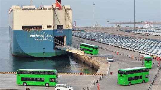 Im Hafen der chinesischen Stadt Yantai werden elektrische Doppeldeckerbusse für den Export verschifft. (Archivbild)