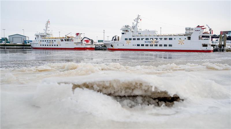Im Hafen von Harlesiel sorgt Eisgang dafür, dass nichts mehr geht. (Archivbild)
