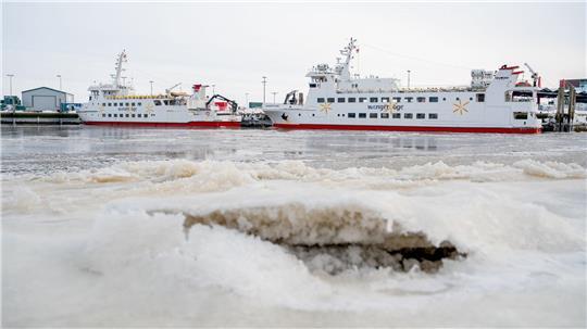 Im Hafen von Harlesiel sorgt Eisgang dafür, dass nichts mehr geht. (Archivbild)