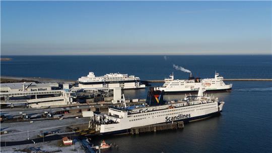 Im Hafen von Puttgarden auf Fehmarn liegen mehrere Fähren. (Archivbild)