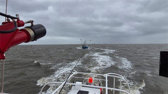 Im Hafen von Wremen musste die Feuerwehr Wasser aus dem Maschinenraum eines Krabbenkutters pumpen. (Symbolfoto)