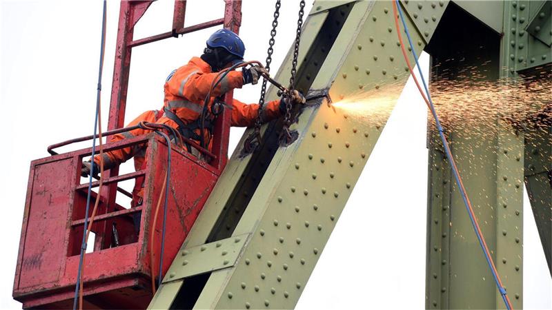 Studie im Hafen beweist: Schichtarbeit kann krank machen Im Hafen wird Tag und Nacht gearbeitet, um einen schnellen Umschlag zu gewährleisten und die dafür erforderliche Infrastruktur herzustellen. Foto: Scheer
