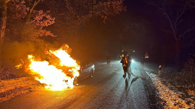 Im Hagener Weg in Dollern brannte am Freitagabend ein BMW. Foto: Feuerwehr