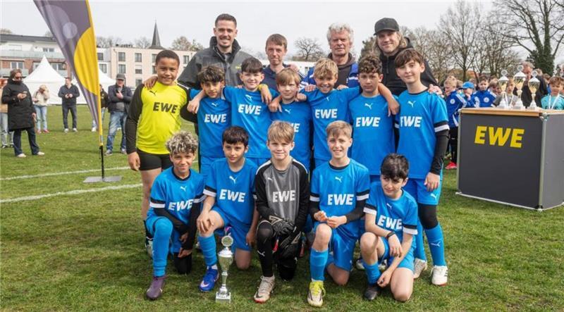 Im Halbfinale war Endstation für die Stader E-Junioren. Turnierpate und Ex-Profi Torsten Frings (hinten rechts) gratulierte.