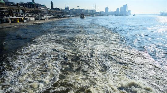 Im Hamburger Hafen stellte die Polizei Verstöße gegen Ballastwasser-Vorschriften fest. (Archivbild)