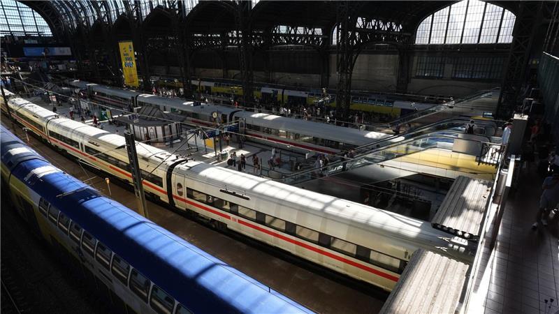 Im Hamburger Hauptbahnhof hat ein Flaschensammler einen Zug mit der Notbremse gestoppt. (Symbolbild)