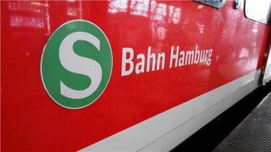 Im Hamburger Hauptbahnhof ist ein 45-Jähriger torkelnd ins Gleis gefallen und von einer S-Bahn überrollt worden. (Symbolbild)