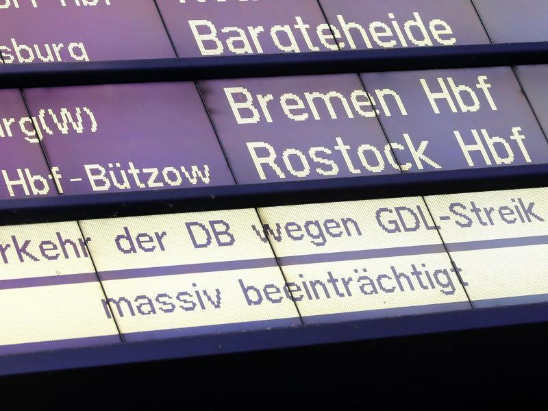 Im Hamburger Hauptbahnhof wird auf den Streik hingewiesen. Foto: Bodo Marks/dpa