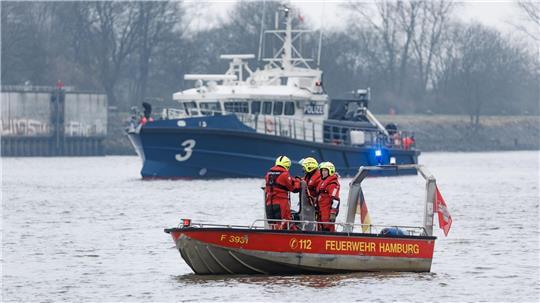 Im Hamburger Peutehafen muss die Feuerwehr das Auslaufen von Schiffsdiesel in den Rest der Elbe verhindern, nachdem dort ein Lastenboot leckgeschlagen ist. (Symbolbild)