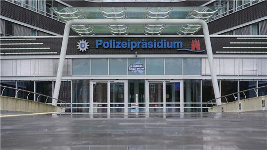 Im Hamburger Polizeipräsidium informieren Behörden über ein Verfahren zu Cyberkriminalität. (Archivbild) 