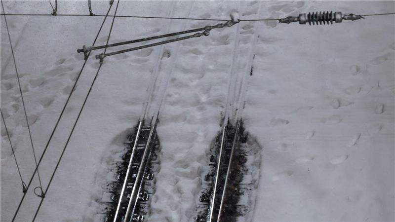 Im Hamburger S-Bahn-Verkehr gibt es wegen des Sturmtiefs „Elli“ mit Neuschnee und starkem Wind weiter starke Einschränkungen.