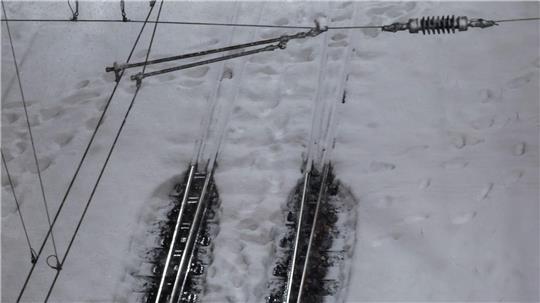 Im Hamburger S-Bahn-Verkehr gibt es wegen des Sturmtiefs „Elli“ mit Neuschnee und starkem Wind weiter starke Einschränkungen.