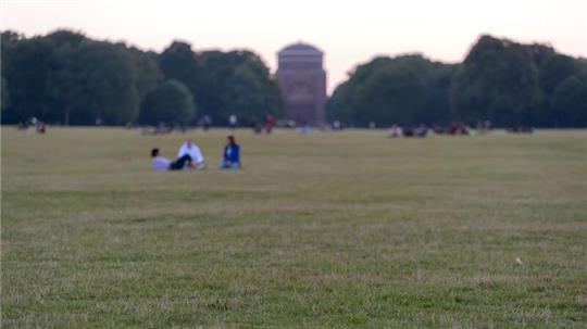 Im Hamburger Stadtpark sollen im Oktober zwei Jugendliche einen 29-Jährigen homophob beleidigt und mit Böllern beworfen haben. (Symbolbild)