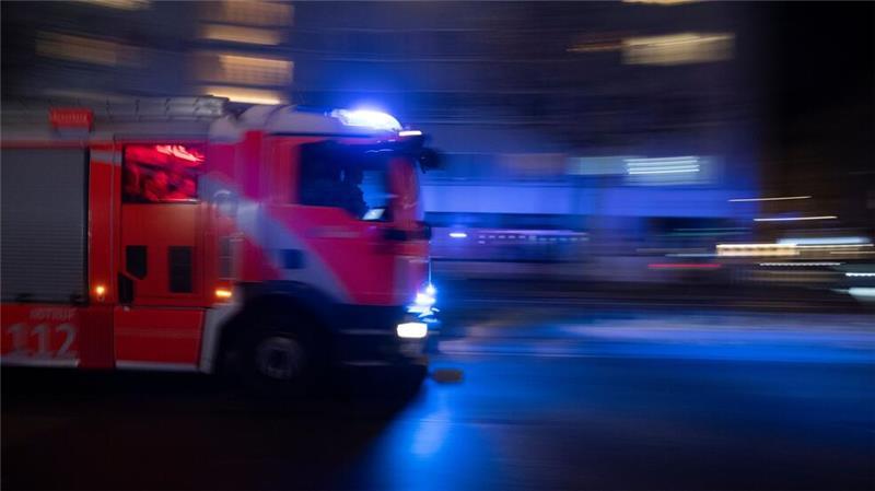 Im Hamburger Stadtteil Billstedt löschte die Feuerwehr einen etwa 100 Quadratmeter großen Schuppen. (Symbolbild)