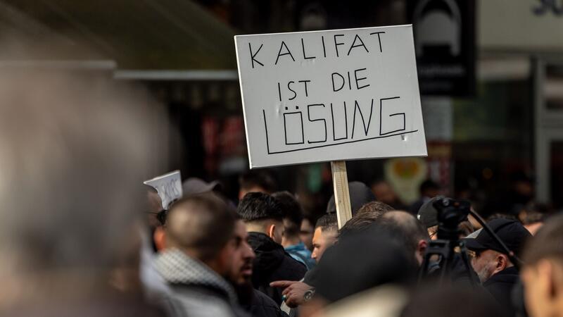 Nach Islamisten-Demo in Hamburg Konsequenzen gefordert Im Hamburger Stadtteil St. Georg protestierten am Samstag mehr als 1000 Menschen gegen eine angeblich islamfeindliche Politik und Medienkampagne in Deutschland.