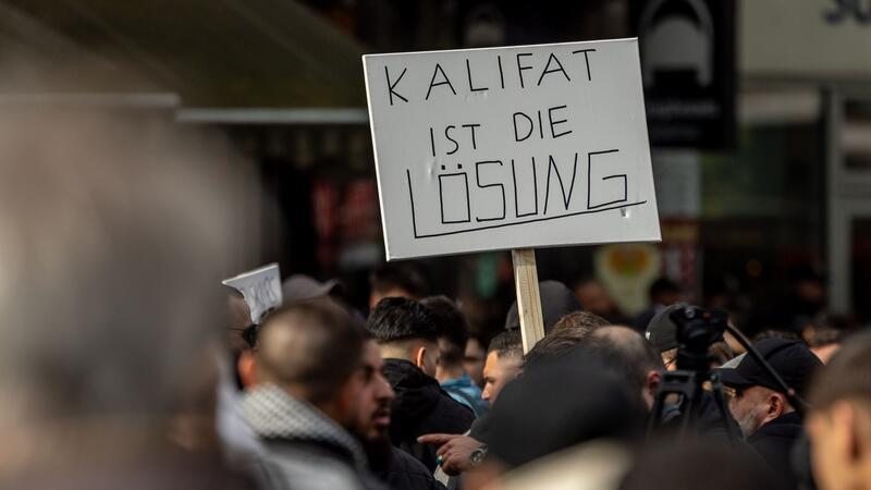 Im Hamburger Stadtteil St. Georg protestierten am Samstag mehr als 1000 Menschen gegen eine angeblich islamfeindliche Politik und Medienkampagne in Deutschland.