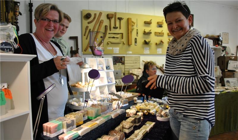 Im Handwerksmuseum : Am Stand von Ivonne Brinkmann kauft Nicola Wenzel eine Lindenblütenseife.