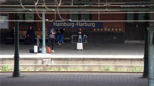 Im Harburger Bahnhof haben zwei aggressive Männer randaliert und einen Bundespolizisten verletzt.