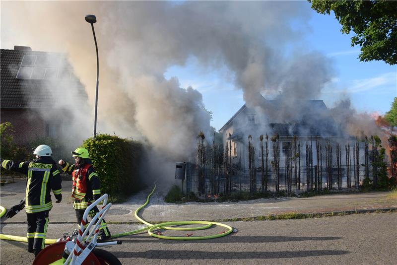 Im Harsefelder Wiesenweg ist eine Hecke in Brand geraten. Fotos: Feuerwehr Harsefeld