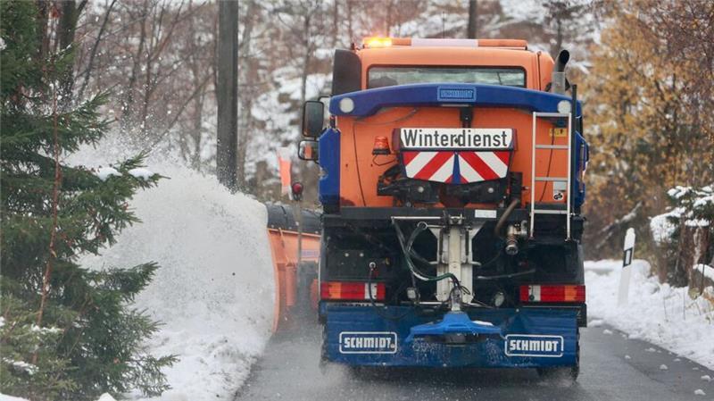 Erst stürmisch, dann kalt Im Harz rückte bereits der Winterdienst aus.