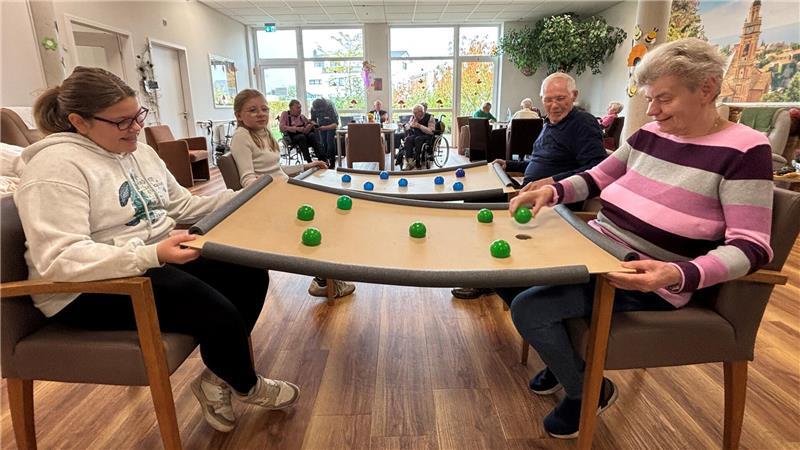 Dieses Projekt berührt: Wie Schüler in Riensförde von Senioren lernen Im Haus Heidbeck verbringen Oberschüler einmal in der Woche Zeit mit den Senioren.