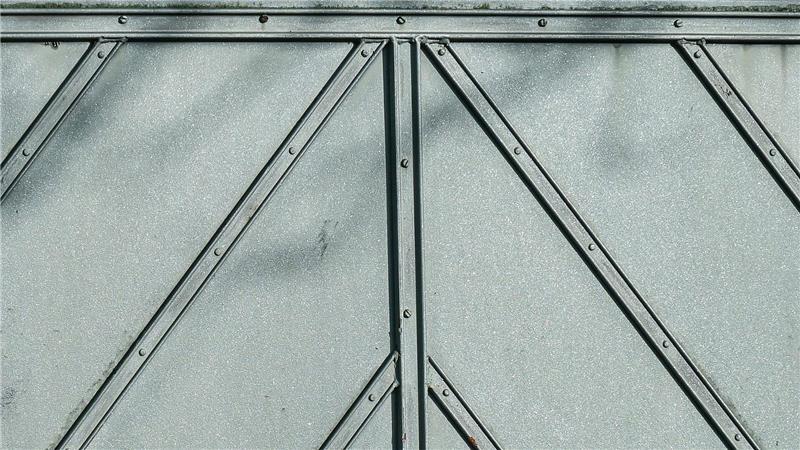 Im Haus hinter diesem Tor fanden Spezialkräfte der Polizei die Leichen des mutmaßlichen Täters und seiner Ehefrau. 