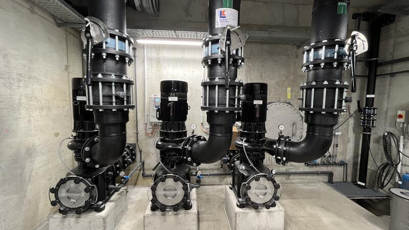 Im Heidebad ist die Technik auf dem neuesten Stand. Diese Umwälzpumpen sind im Rahmen der großen Badsanierung 2021 eingebaut worden.