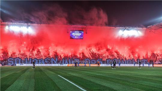 Im Heimspiel des 1. FC Magdeburg gegen Dynamo Dresden wurden zahlreiche Polizisten und Fans bei Ausschreitungen verletzt. (Archivbild)