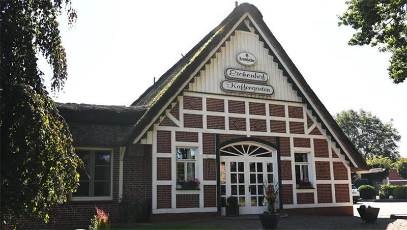 Im Helmster Eichenhof finden auf dem Saal bis zu 130 Leute Platz, im Wintergarten noch einmal 60 Personen.