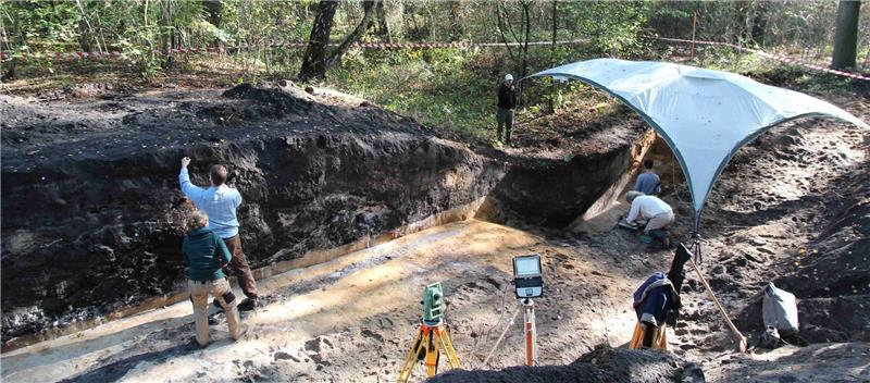 Im Herbst 2014 legte Archäologe Dr. Jochen Brandt mit seinem Team einen Schnitt durch den Wall der Alten Burg bei Hollenstedt an. Fotos Landkreis Harburg / Archäologisches Museum Hamburg