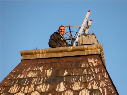 Im Herbst half Tim Richter, das Nest auf dem Schlossturm zurückzubauen. Die stählerne Nisthilfe blieb zunächst erhalten. Archivfoto: Kammer
